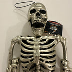 Esqueleto Posable Hyde & EEK! Halloween 22 pulgadas, detalle espeluznante