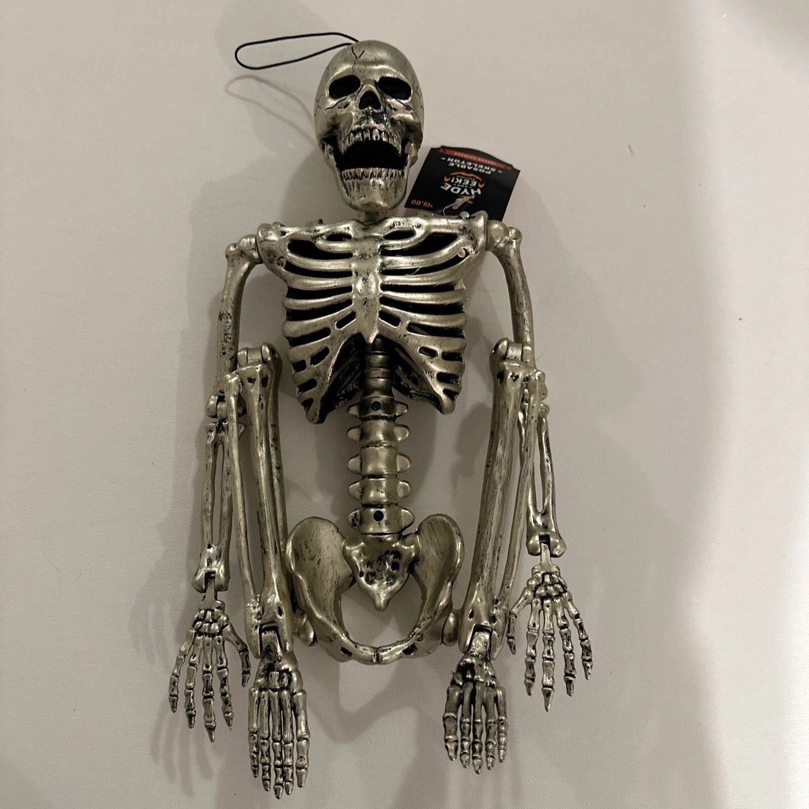 Esqueleto Posable Hyde & EEK! Halloween 22 pulgadas, detalle espeluznante