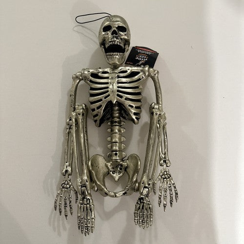 Esqueleto Posable Hyde & EEK! Halloween 22 pulgadas, detalle espeluznante